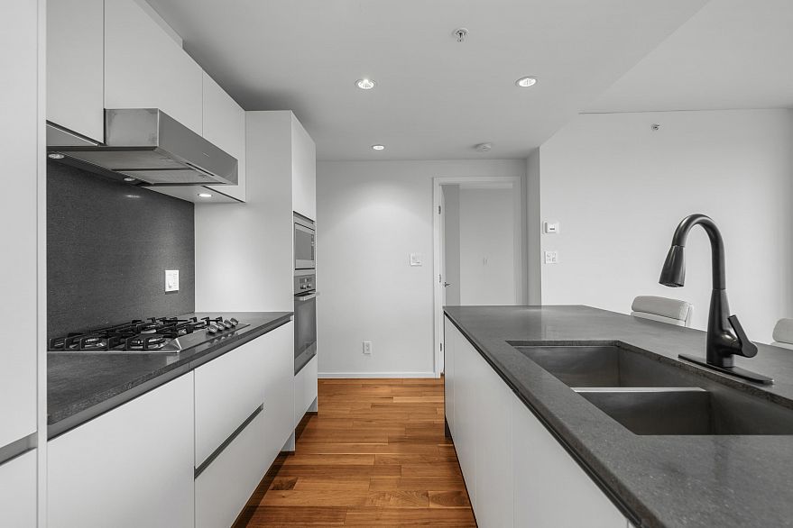 1606 8555 GRANVILLE STREET