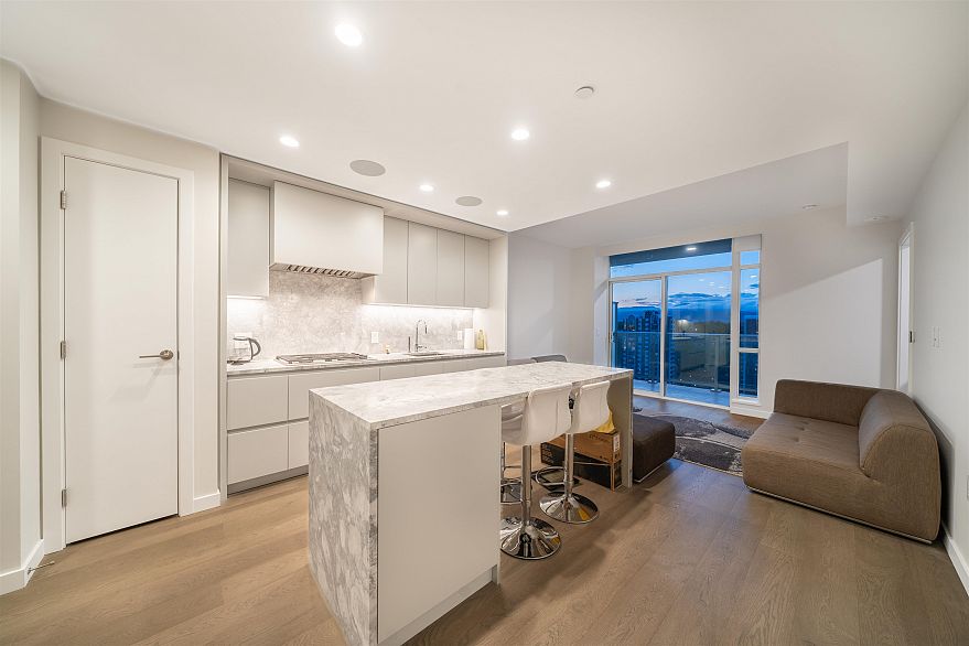 1902 7433 CAMBIE STREET