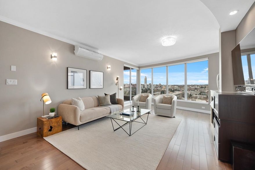 2302 1500 Howe Street