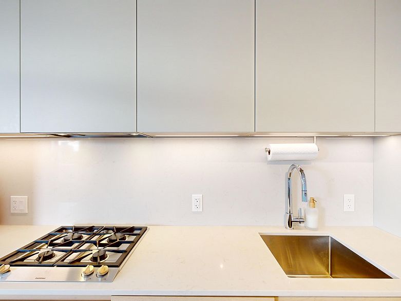 2103 1289 Hornby Street