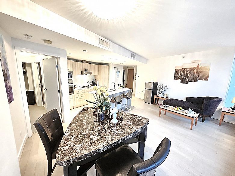 809 4638 Gladstone Street