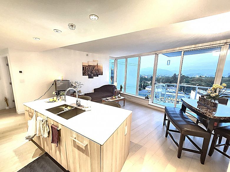 809 4638 Gladstone Street