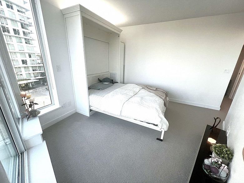 809 4638 Gladstone Street