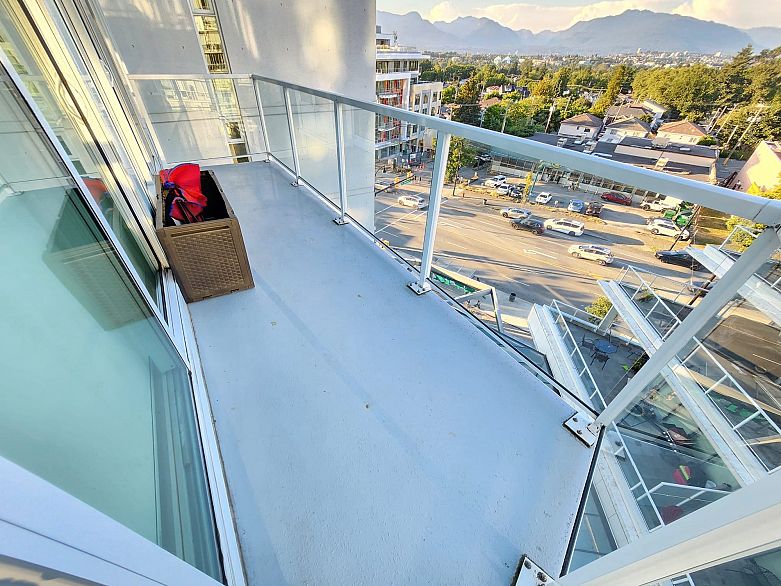 809 4638 Gladstone Street