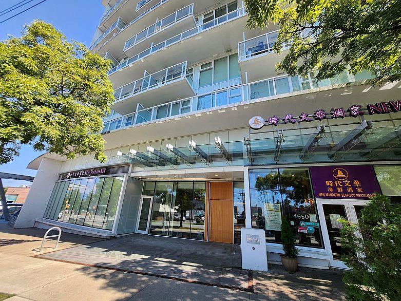 809 4638 Gladstone Street