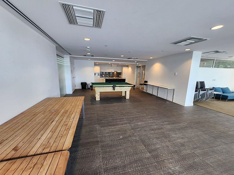 809 4638 Gladstone Street