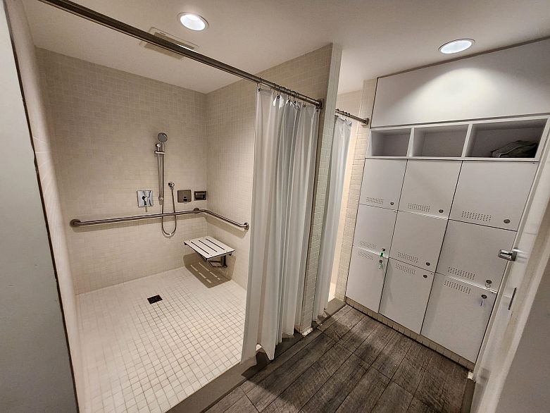 809 4638 Gladstone Street