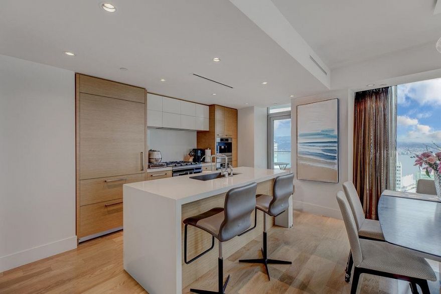 3704 667 Howe Street