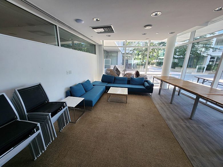 809 4638 Gladstone Street