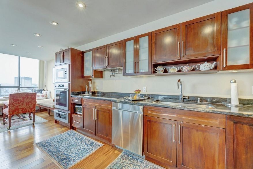 1904 738 Broughton Street