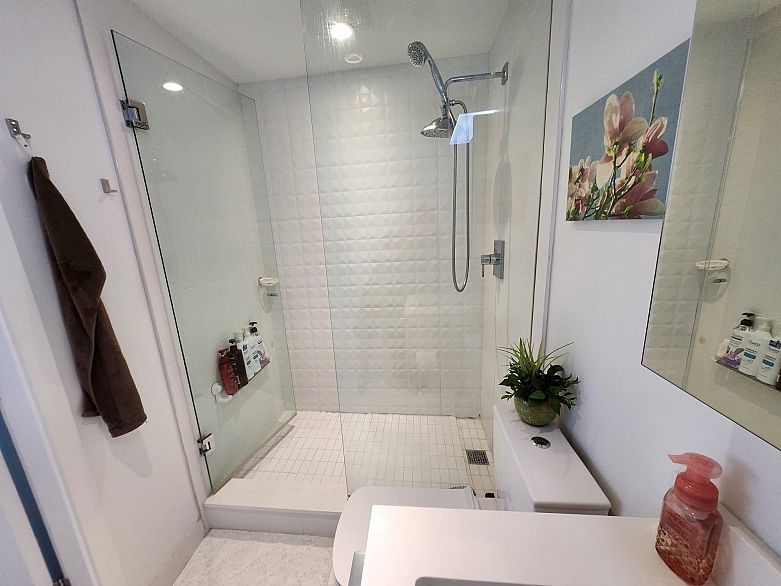 809 4638 Gladstone Street