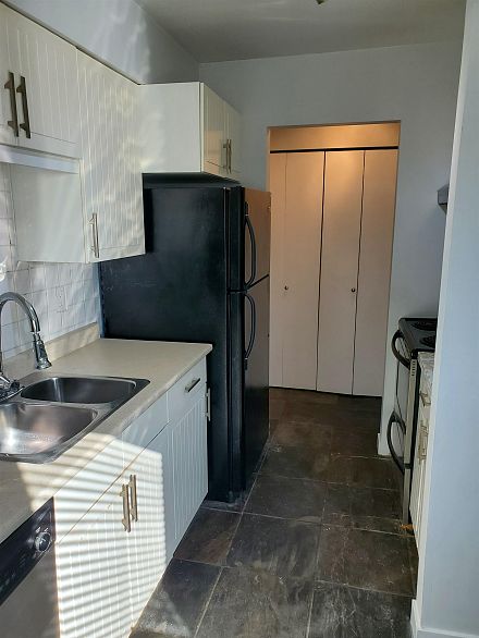 403 921 Thurlow Street