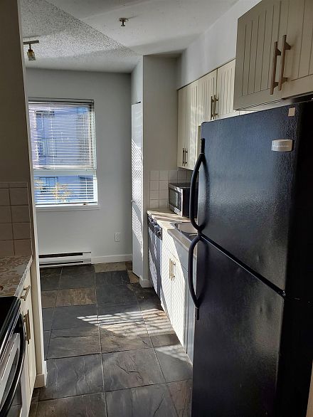 403 921 Thurlow Street