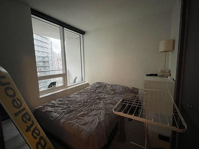 1817 68 Smithe Street