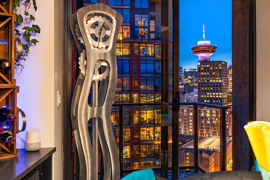 2909 108 W Cordova Street