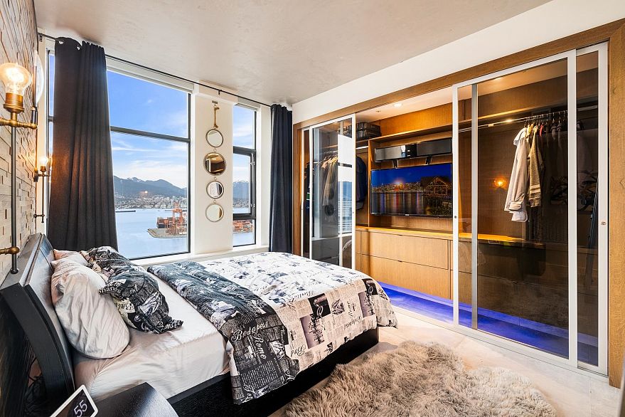 2909 108 W Cordova Street