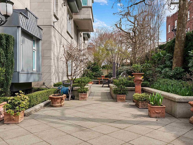 1B 1596 W 14th Avenue