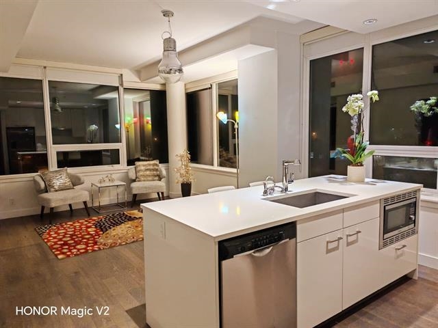 209 6383 Cambie Street