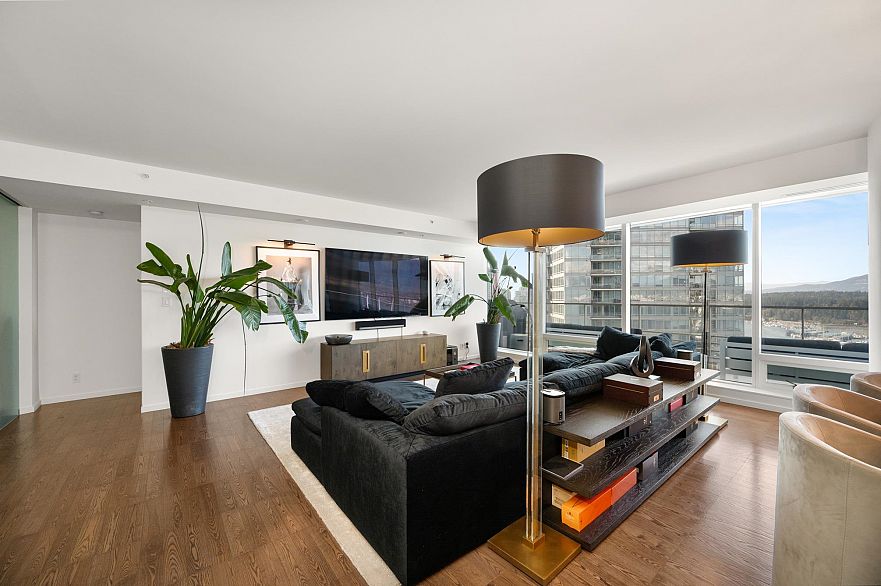 2808 1011 W Cordova Street