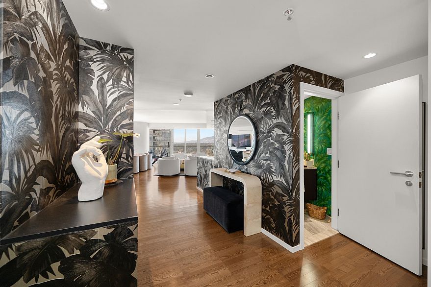 2808 1011 W Cordova Street