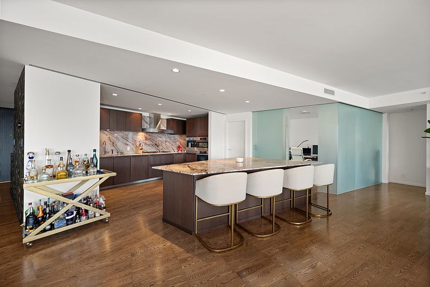 2808 1011 W Cordova Street