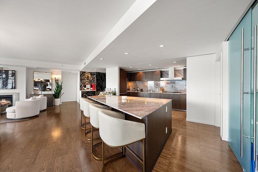 2808 1011 W Cordova Street