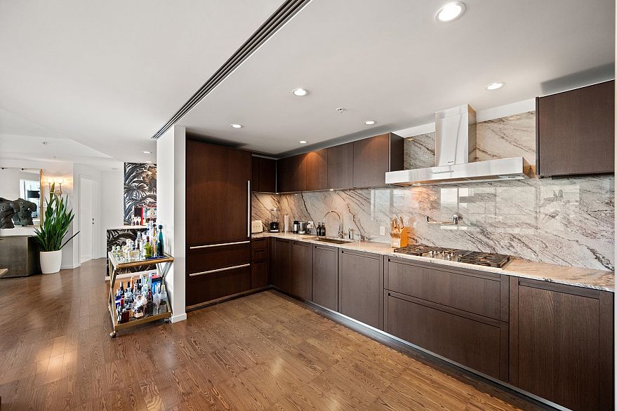 2808 1011 W Cordova Street