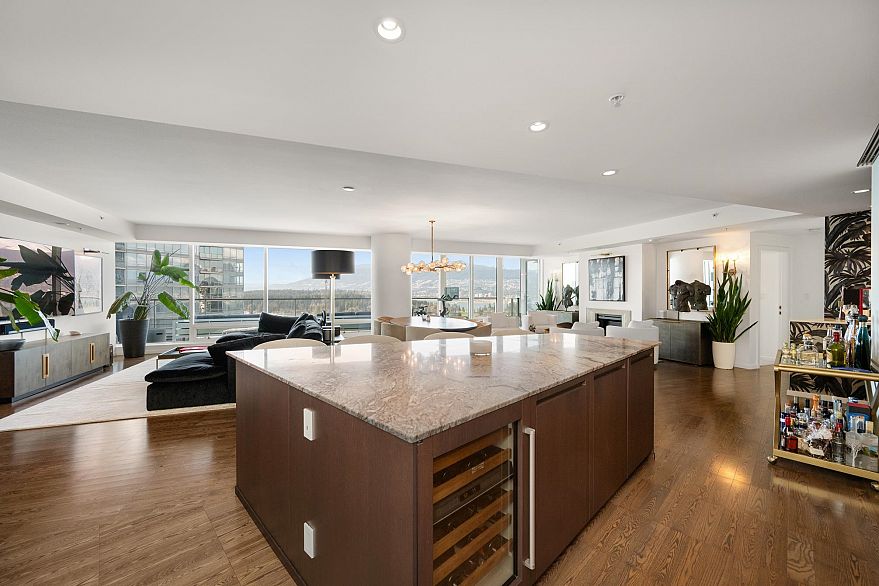 2808 1011 W Cordova Street