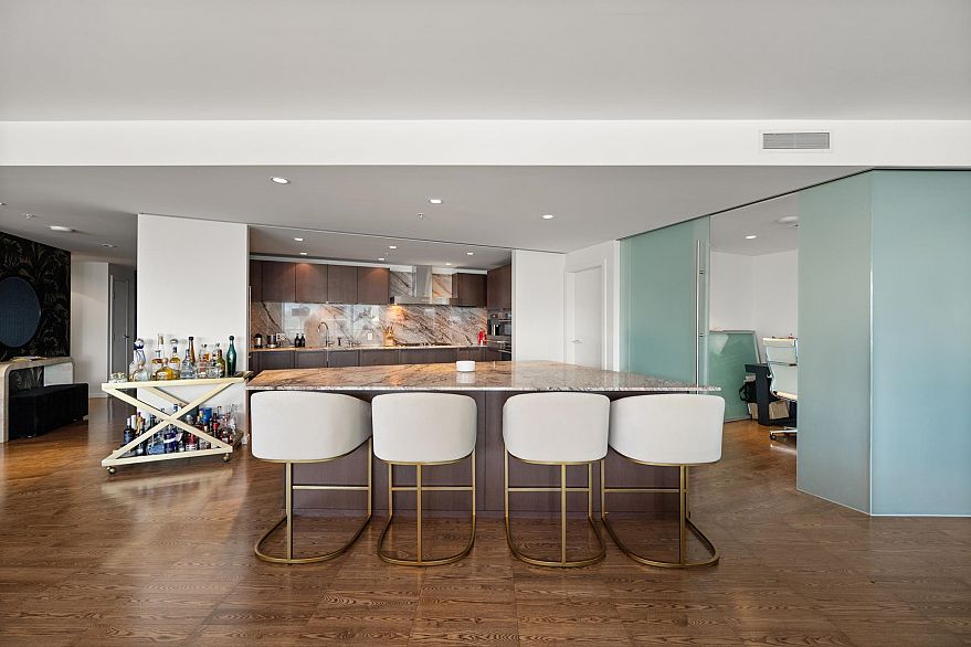 2808 1011 W Cordova Street