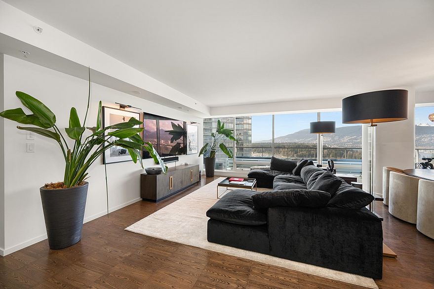 2808 1011 W Cordova Street