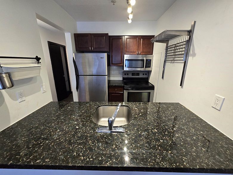 302 921 Thurlow Street