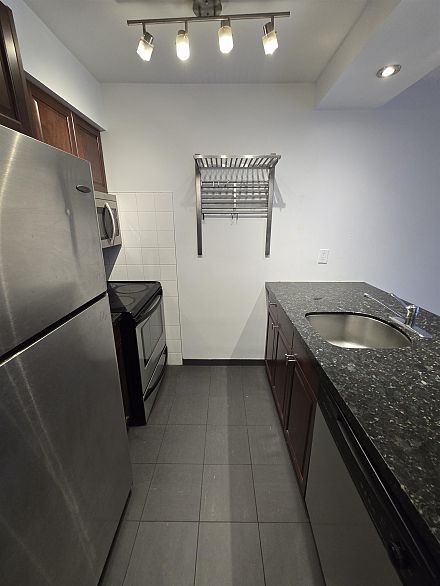 302 921 Thurlow Street