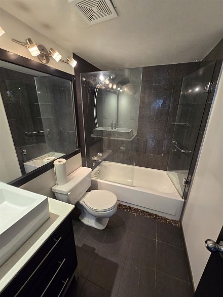 302 921 Thurlow Street