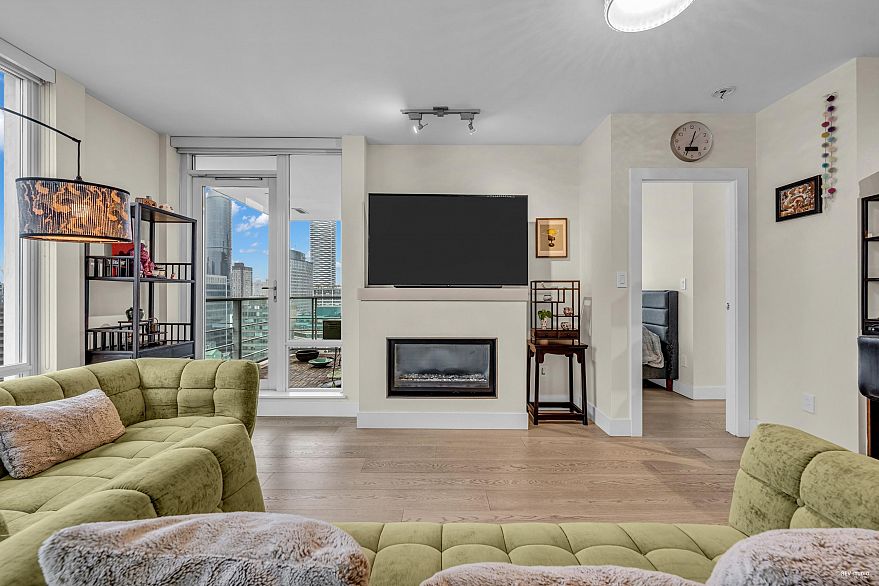 2002 565 Smithe Street