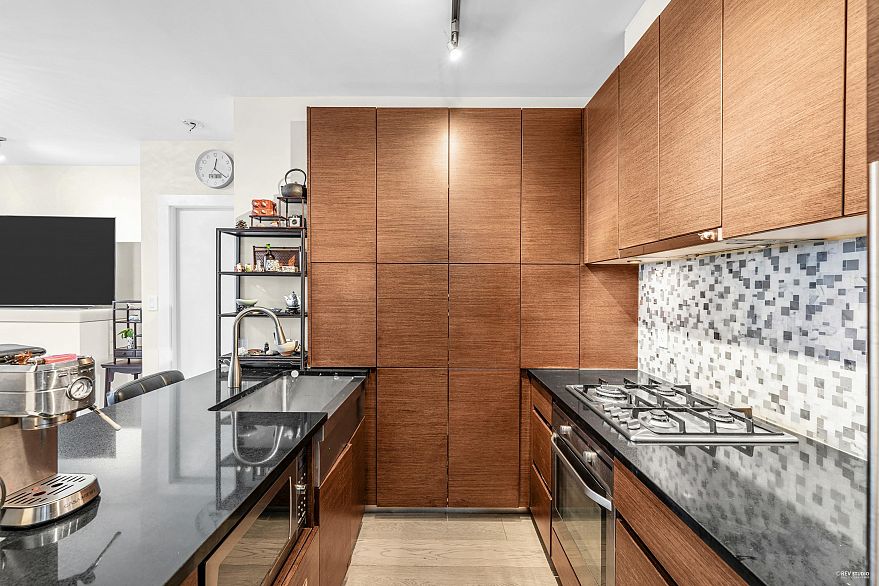 2002 565 Smithe Street