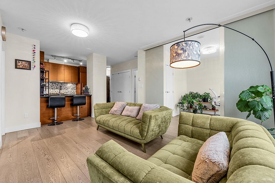 2002 565 Smithe Street