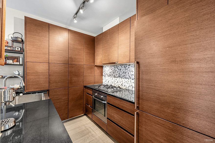 2002 565 Smithe Street