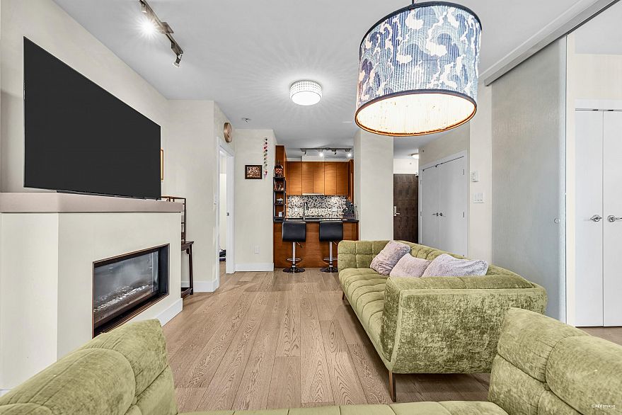 2002 565 Smithe Street