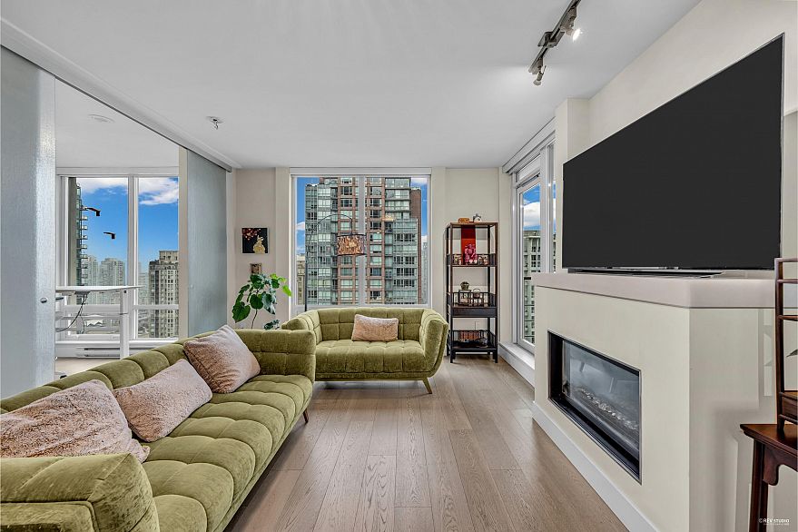 2002 565 Smithe Street