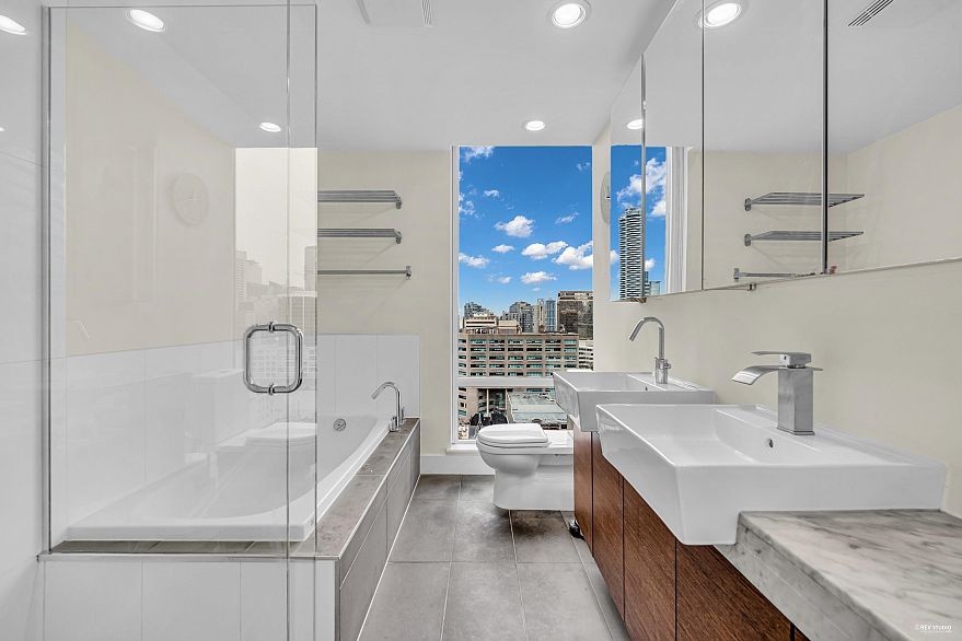 2002 565 Smithe Street