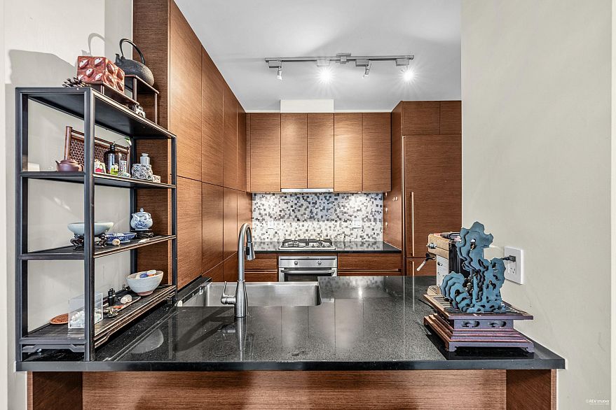 2002 565 Smithe Street