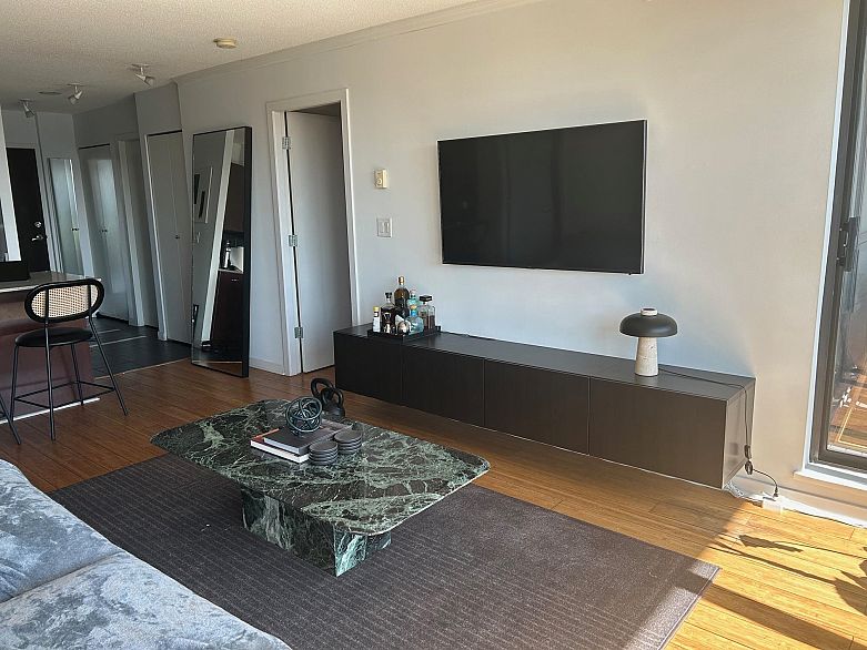 1802 938 Smithe Street