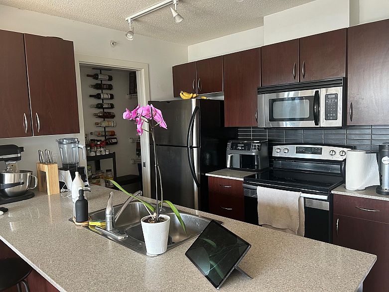 1802 938 Smithe Street