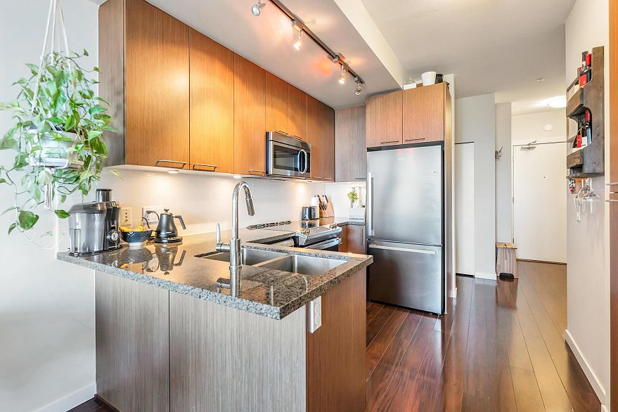 305 2008 E 54TH AVENUE, Vancouver BC V5P 1Y6