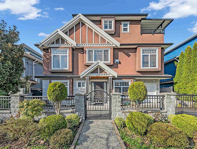 2213 FERNDALE STREET, Vancouver BC V5L 1Y6