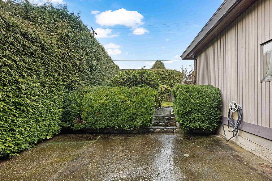 137 W Woodstock Avenue