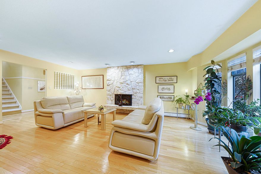 137 W Woodstock Avenue