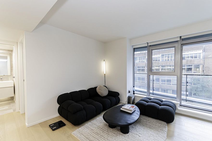 606 889 Pacific Street