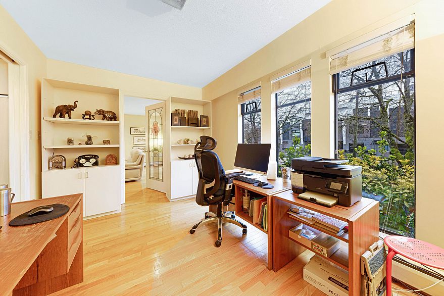 137 W Woodstock Avenue