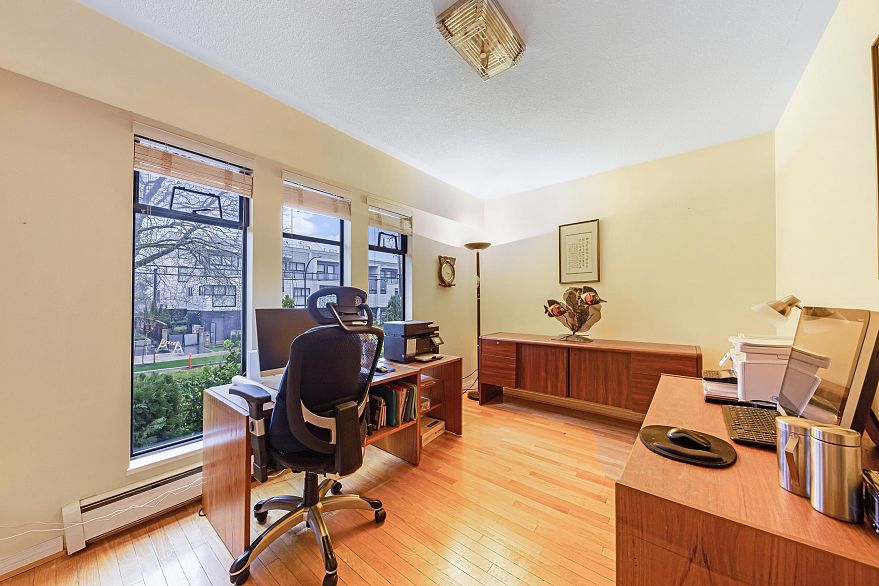 137 W Woodstock Avenue